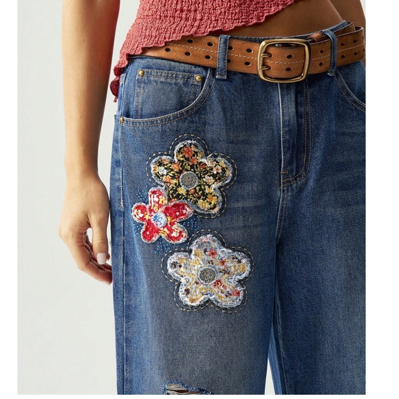 Medium Wash Floral Patch Plaid Distressed Straight Leg Denim Jeans - Picture 4 of 6